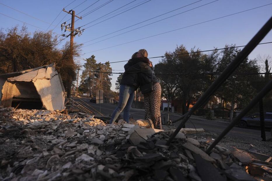 Lágrimas e desespero de quem viu a casa a ser reduzida a cinzas pelos incêndios em Los Angeles  