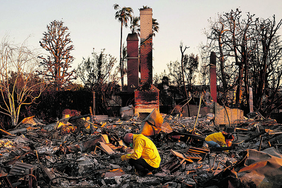 Um casal entre os escombros da sua casa em Pacific Palisades 