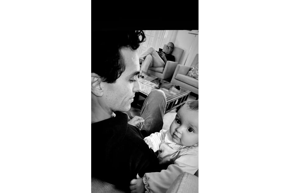 Miguel Coimbra com a filha Alice ao colo