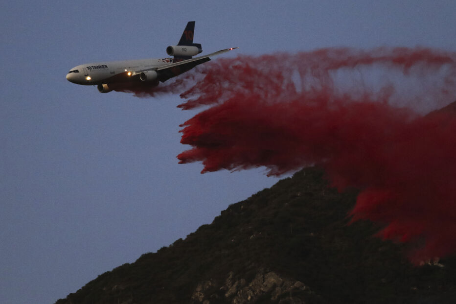 Bombeiros despejam pó cor de rosa em Los Angeles