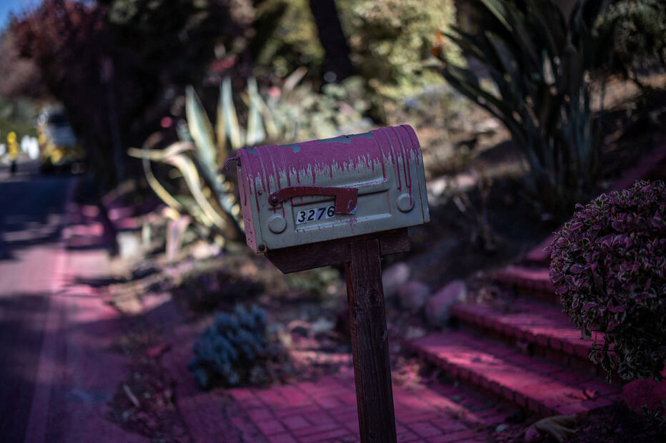 Pó cor de rosa em Los Angeles, devastada pelos incêndios florestais