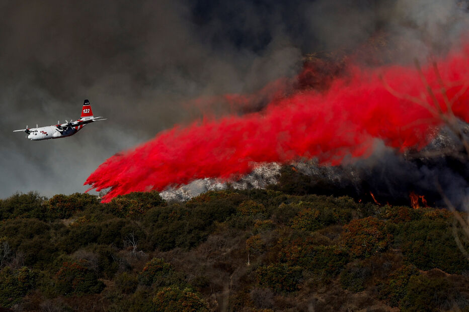 Bombeiros despejam líquido cor de rosa em Los Angeles