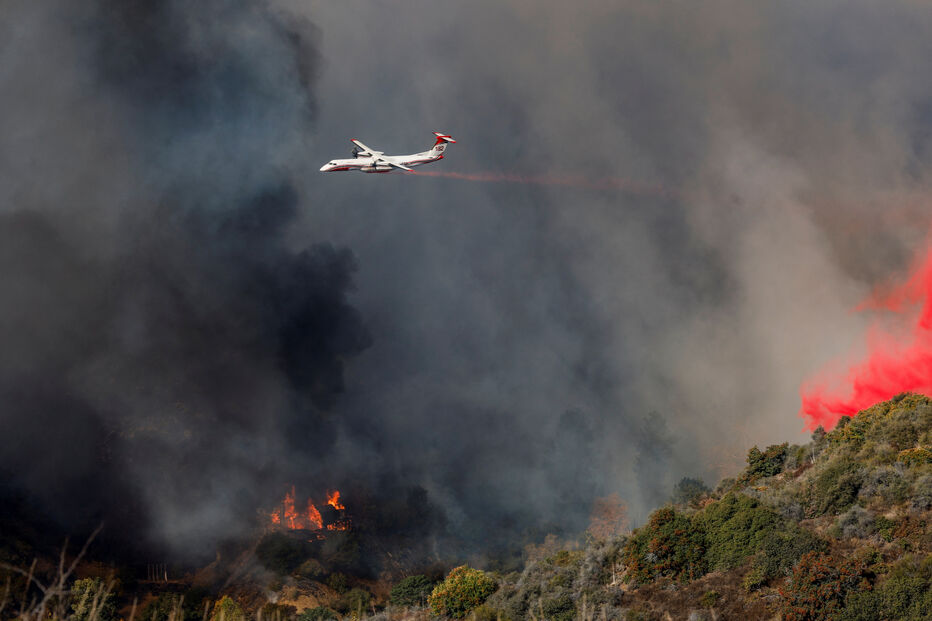 Bombeiros despejam líquido cor-de-rosa em Los Angeles