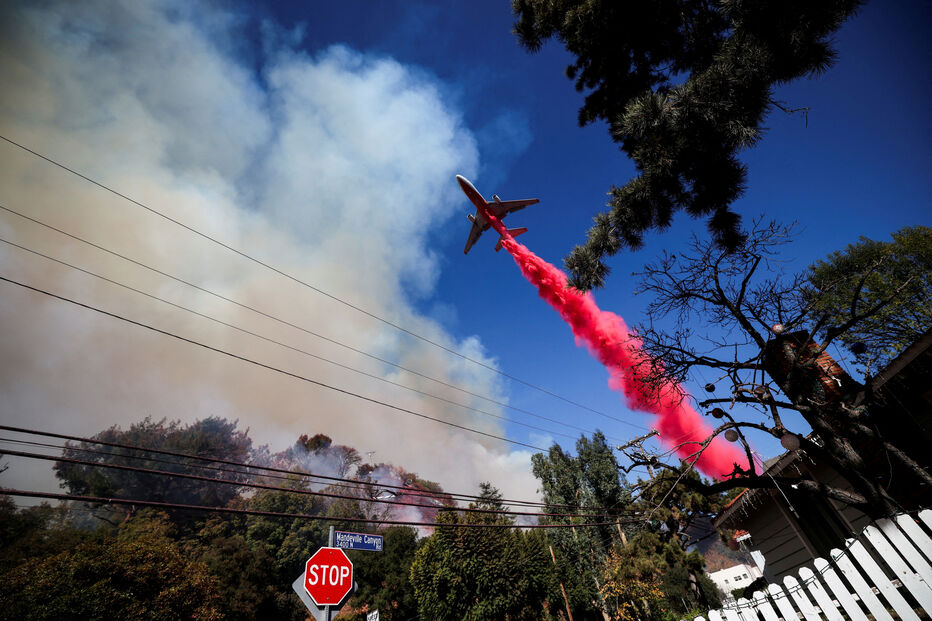 Bombeiros despejam líquido cor-de-rosa em Los Angeles