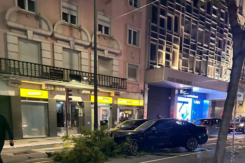 Colisão entre duas viaturas