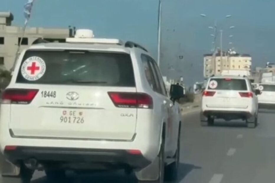 Equipa da Cruz Vermelha no resgate das três reféns libertadas pelo Hamas