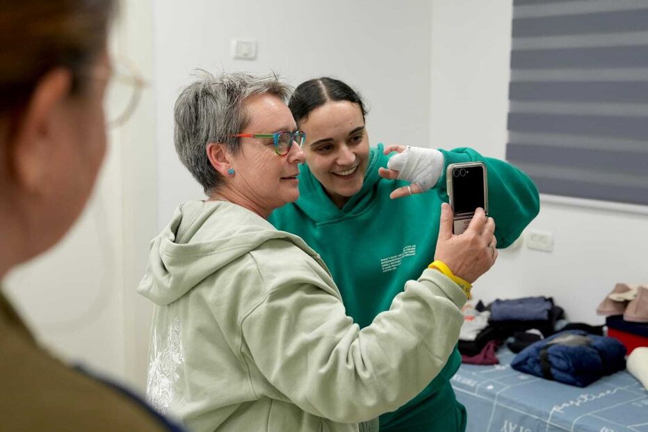 Emily, uma das reféns libertadas pelo Hamas, perdeu dois dedos após ter sido ferida no ataque de 7 de outubro
