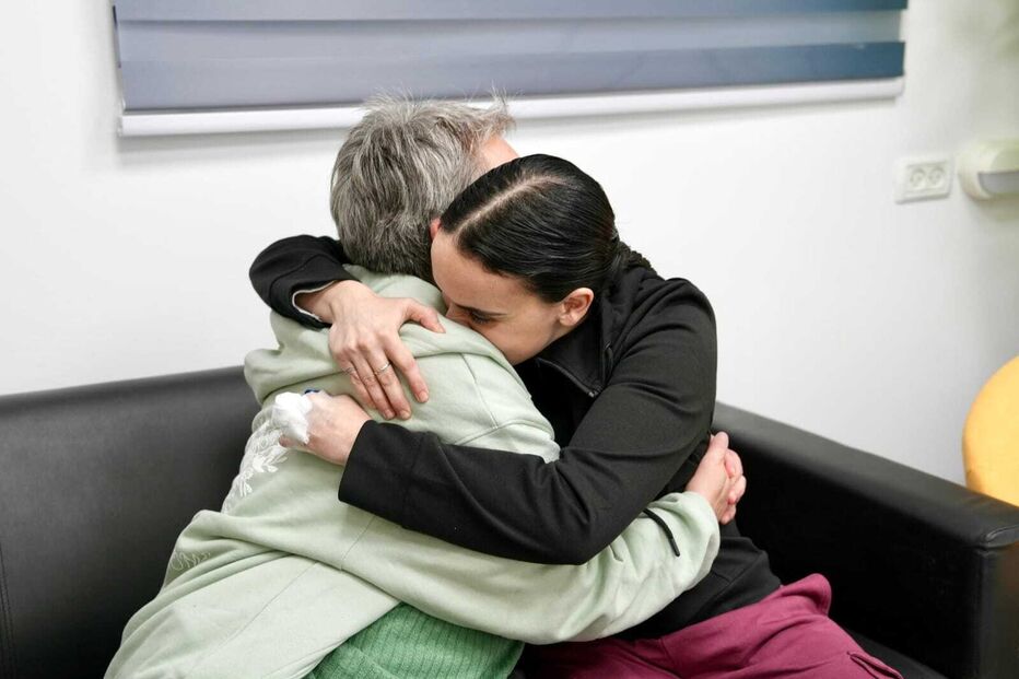 Emily Damari abraçada à mãe