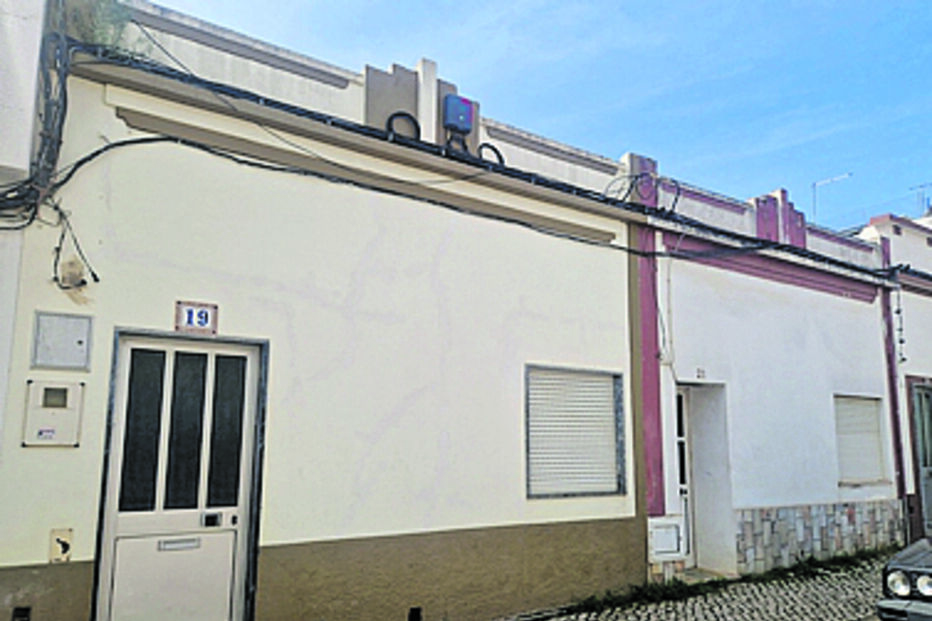 Homem mata vizinho à facada por “vingança” após discussão  