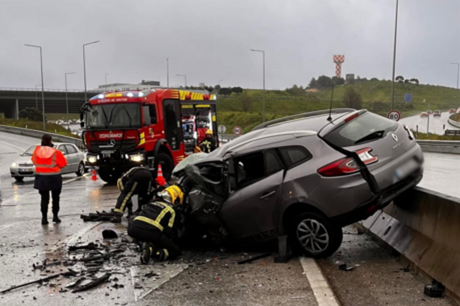Colisão em contramão faz quatro feridos em acesso à A16 em Sintra