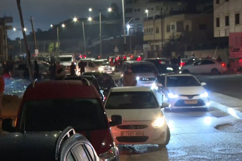 Palestinianos saem da prisão sob escolta policial