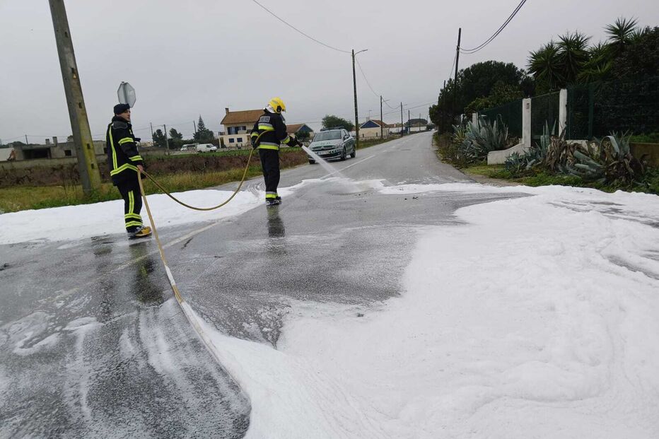 Incêndio deflagra em viatura em Salvaterra de Magos 