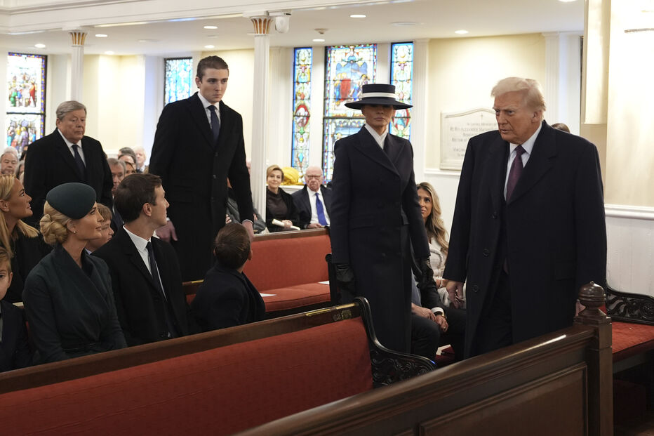 Donald Trump e Melania Trump na ingreja de  St. John