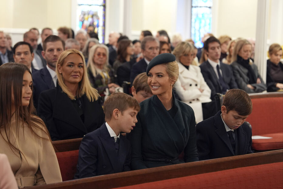 Membros da família, incluindo Ivanka Trump, na ingreja de  St. John