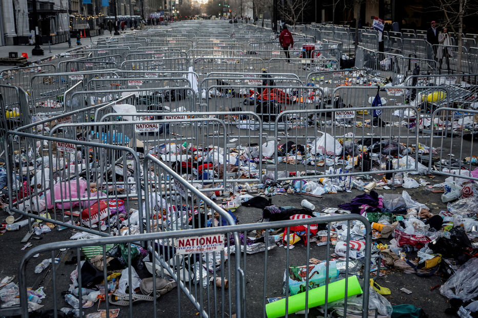 Itens deixados à porta da Capital One Arena na inauguração do segundo mandato de Donald Trump