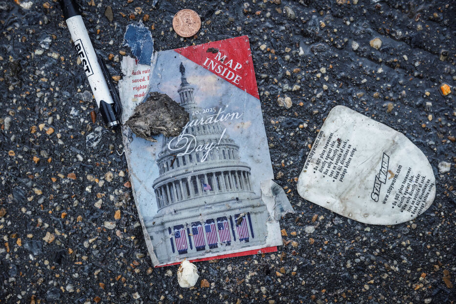 Itens deixados à porta da Capital One Arena na inauguração do segundo mandato de Donald Trump