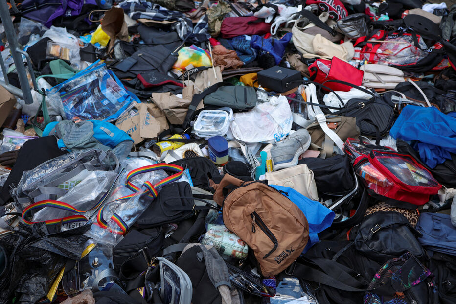 Malas e outros itens deixados à porta da Capital One Arena na inauguração do segundo mandato de Donald Trump