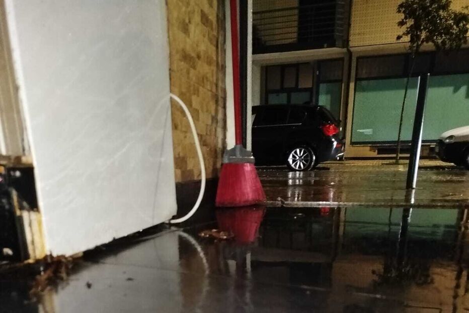 Restaurante inundado após chuva porte em Ovar
