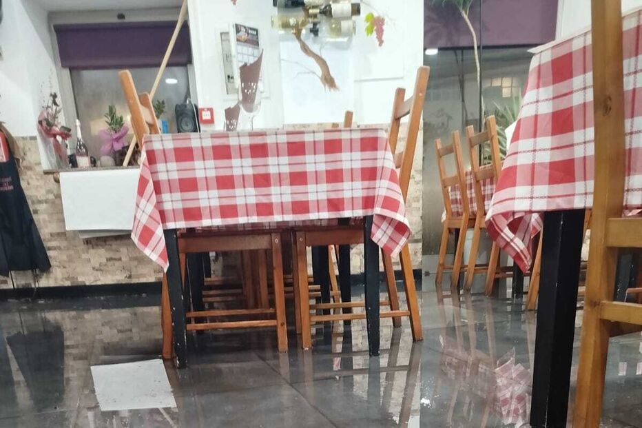 Restaurante inundado após chuva porte em Ovar