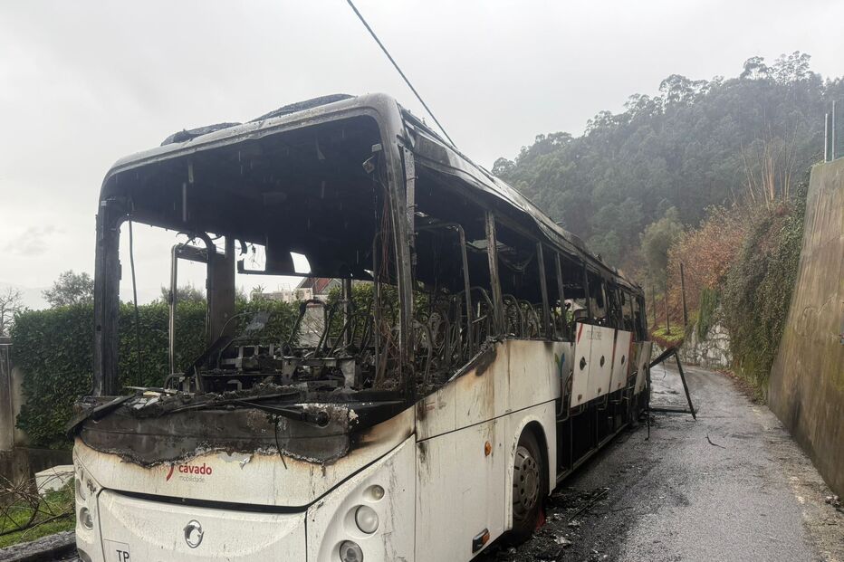 Autocarro consumido pelas chamas em Amares