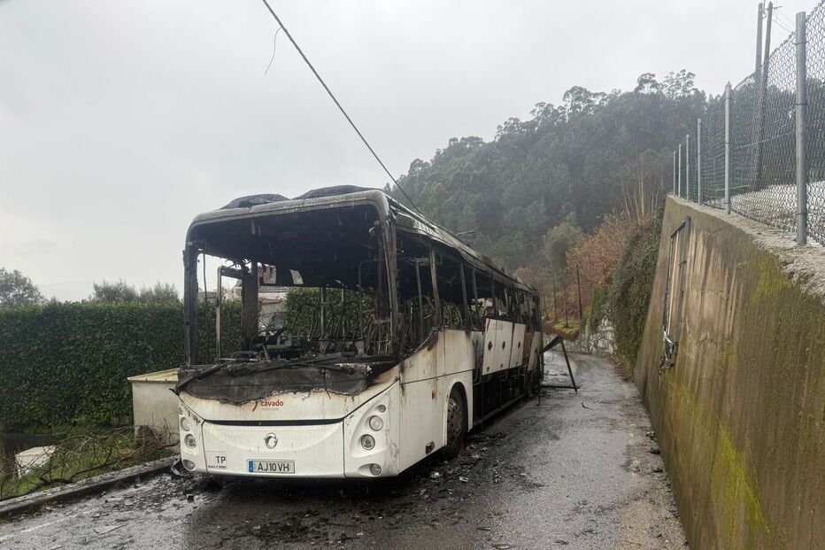 Autocarro consumido pelas chamas em Amares