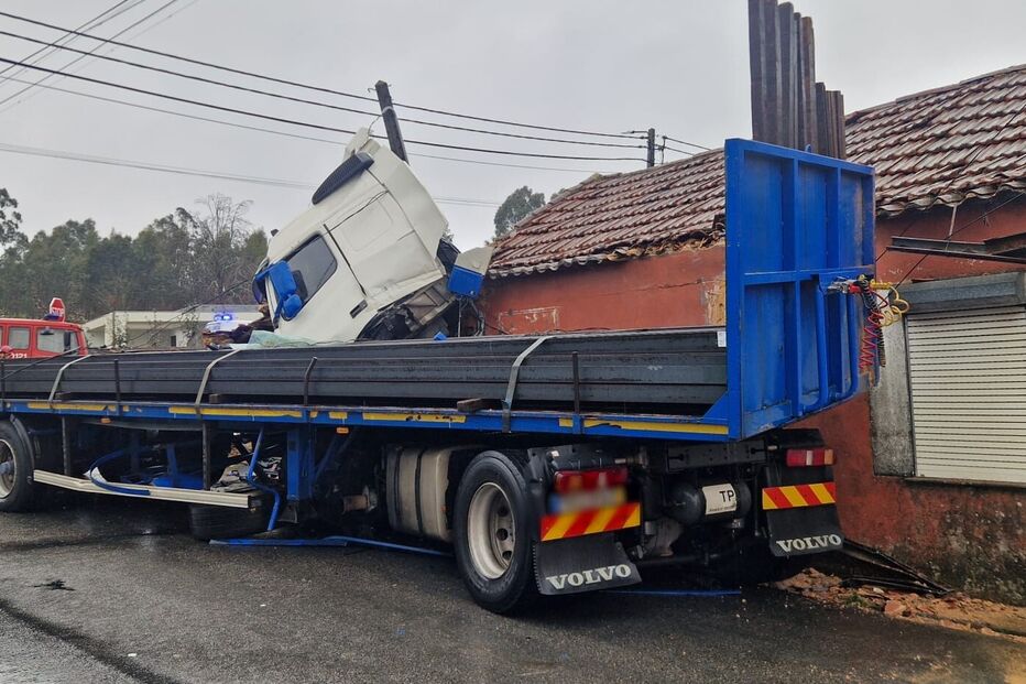 Colisão entre carro e camião em Santa Maria da Feira