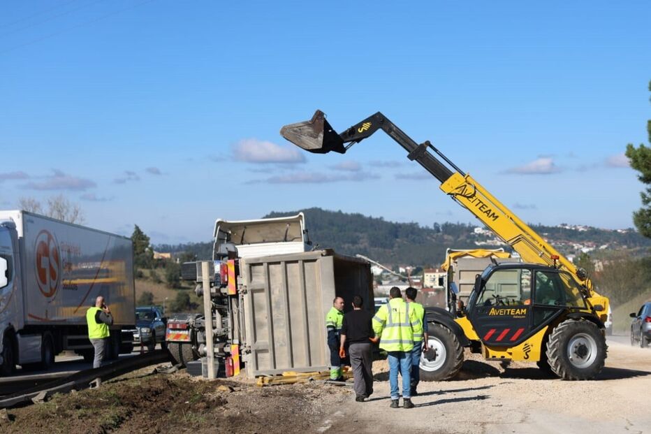 Despiste de camião condiciona trânsito no IC2 em Coimbra