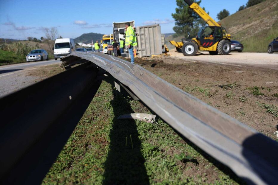 Despiste de camião condiciona trânsito no IC2 em Coimbra