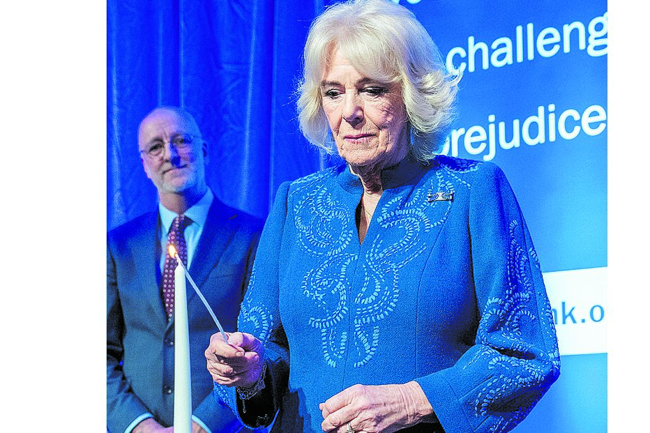 Camila acende uma vela