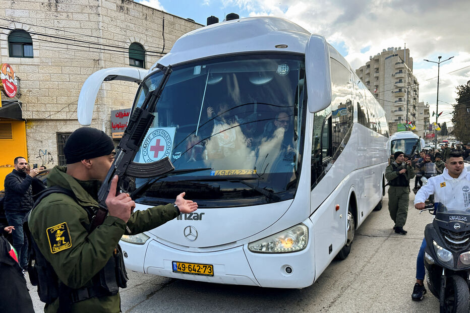 Três autocarros de prisioneiros palestinianos