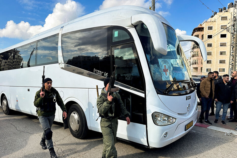 Três autocarros de prisioneiros palestinianos