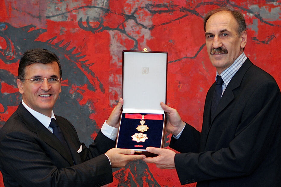 Drazen Dalipagic recebeu uma medalha de honra entregue pelo presidente da Sérvia