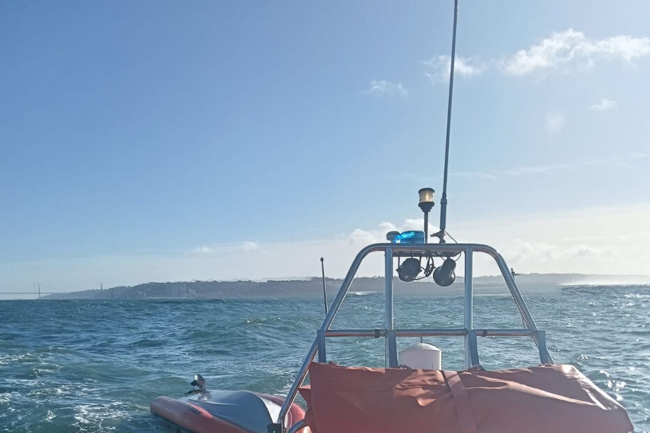 Treino secreto acaba em naufrágio junto ao Bugio no Rio Tejo. Quatro bombeiros feridos