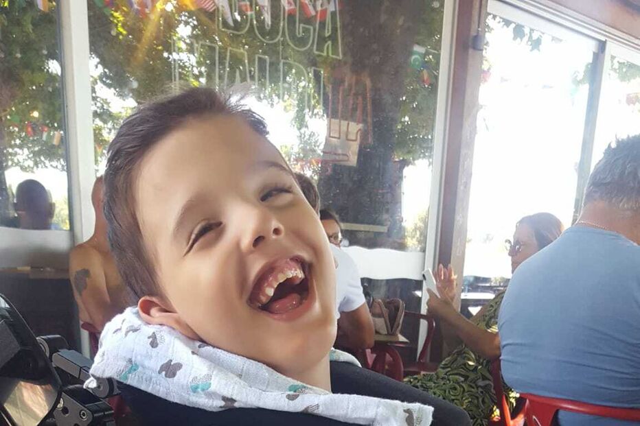 Polícias e bombeiros ajudam menino com paralisia cerebral