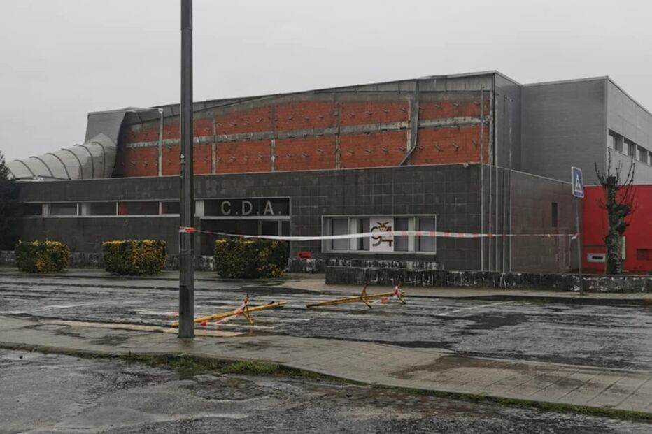 Mau tempo faz voar parte da chapa lateral do pavilhão desportivo de Vila das Aves