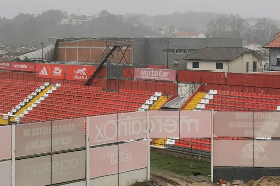 Mau tempo faz voar parte da chapa lateral do pavilhão desportivo de Vila das Aves