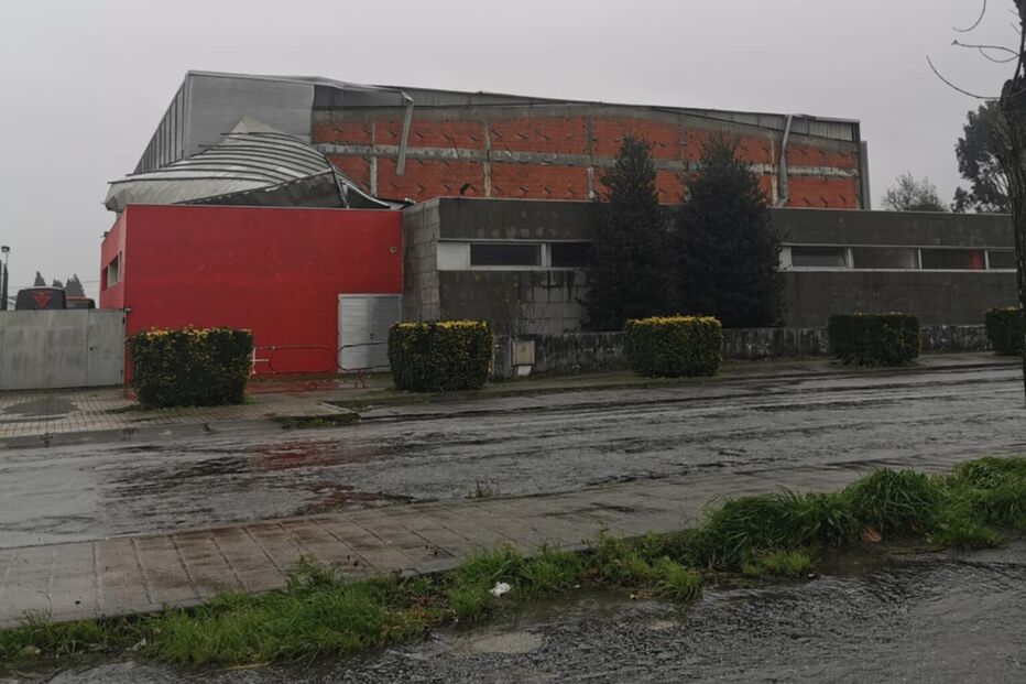 Mau tempo faz voar parte da chapa lateral do pavilhão desportivo de Vila das Aves