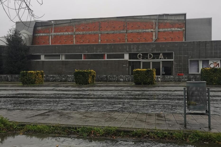 Mau tempo faz voar parte da chapa lateral do pavilhão desportivo de Vila das Aves