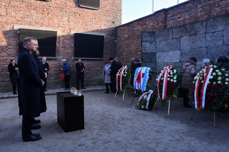 O Presidente da Polónia, o Diretor do Museu Estatal de Auschwitz-Birkenau e alguns sobreviventes em Auschwitz