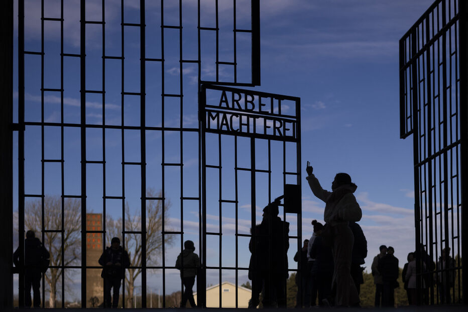 Pessoas visitam o campo de concentração nazi de Sachsenhausen, na Alemanha