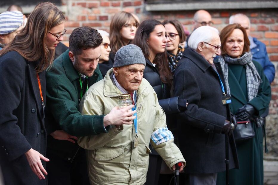 Sobrevivente durante cerimónia que marca o 80º aniversário da libertação de Auschwitz