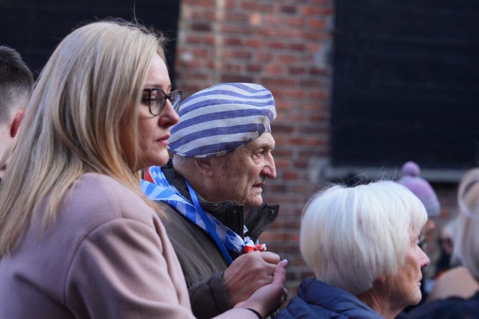 Sobrevivente durante cerimónia que marca o 80º aniversário da libertação de Auschwitz
