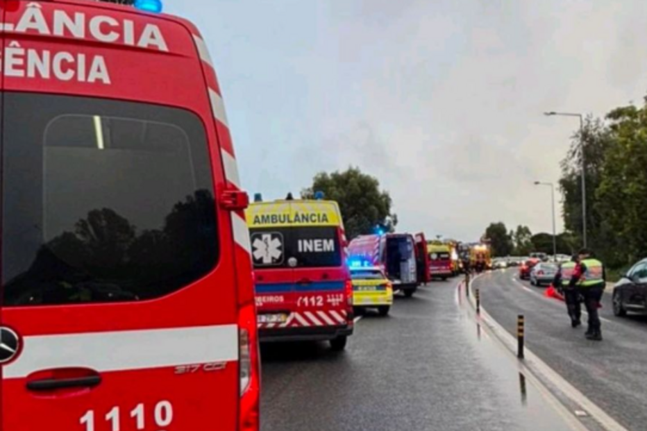 Marginal cortada cerca de 4 horas devido a colisão frontal entre dois carros que causou três feridos em Oeiras