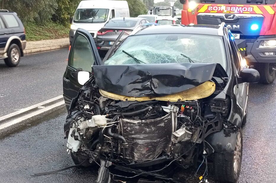 Marginal cortada cerca de 4 horas devido a colisão frontal entre dois carros que causou três feridos em Oeiras