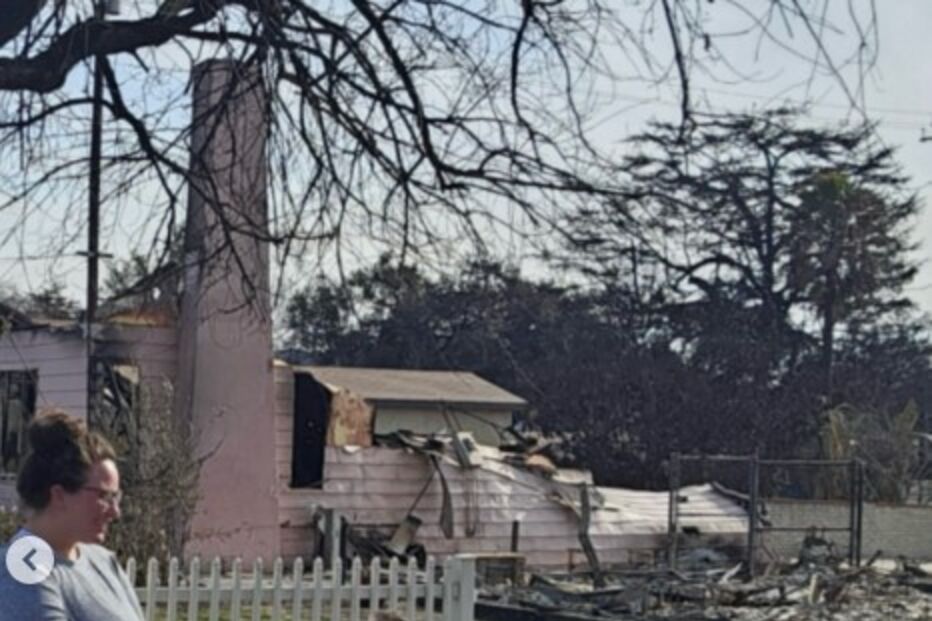 Casal fica noivo nos destroços de casa destruída pelas chamas
