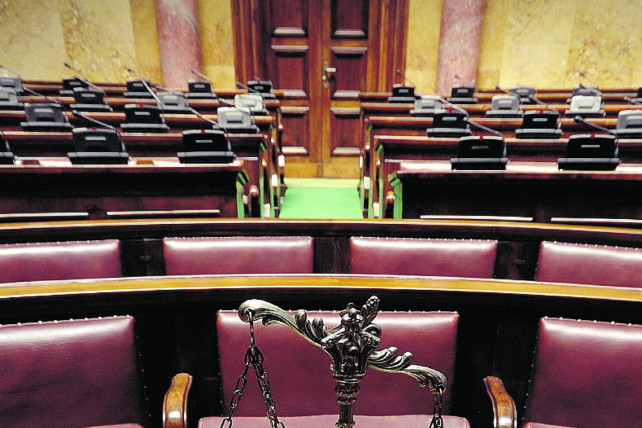 Duas juízas do Tribunal da Relação de Lisboa (TRL) decidiram por maioria (um colega votou contra) pela libertação de um médico de 62 anos, condenado em 2023 a seis anos de prisão pelo abuso sexual de duas doentes, segundo o ‘Público’. Nem o facto de uma das vítimas ter gravado um áudio da prática do crime convenceu as magistradas.  O arguido, Luís Vallejo, um médico colombiano, foi considerado culpado, em setembro de 2023, no Tribunal de Sintra, por duas violações. As vítimas, duas mulheres com 23 e 28 anos na altura dos abusos, foram atacadas no Centro de Saúde de Algueirão. Deitadas na marquesa, foram abusadas enquanto eram sujeitas a exames ginecológicos. Além de mexer nos órgãos sexuais, Luís Vallejo chegou a beijá-las. A queixa foi feita e o médico foi detido.   Agora, o TRL baixou a pena de 6 para 4 anos e meio, suspendendo-a. As duas magistradas consideraram que a prisão preventiva já foi suficiente para dissuadir mais crimes. O arguido, segundo as mesmas, encontra-se inserido socialmente (é casado e tem filhos) 