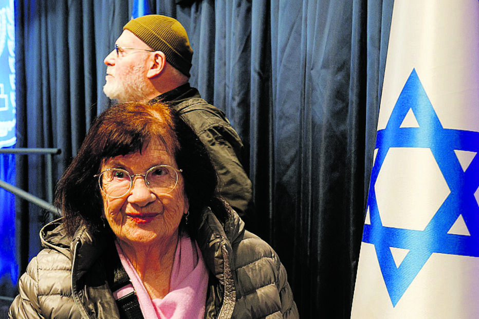 Halina, sobrevivente de Auschwitz, e o filho, Yakov Gilad 