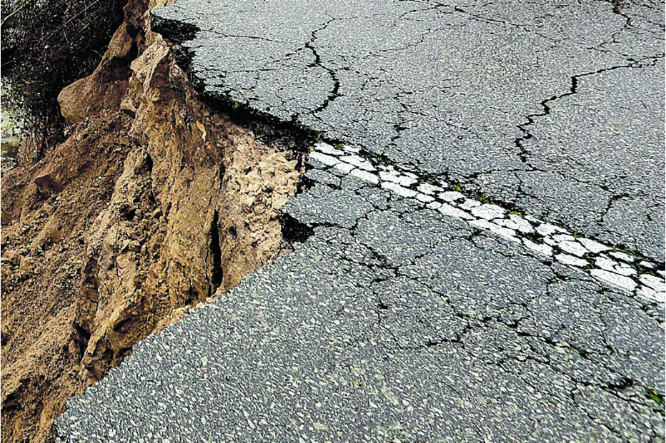 Carrinha caiu para o buraco na estrada provocado pela derrocada para a ribeira