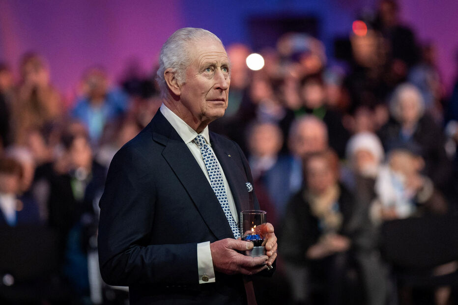 Rei de Inglaterra não escondeu a emoção durante cerimónia em Auschwitz 