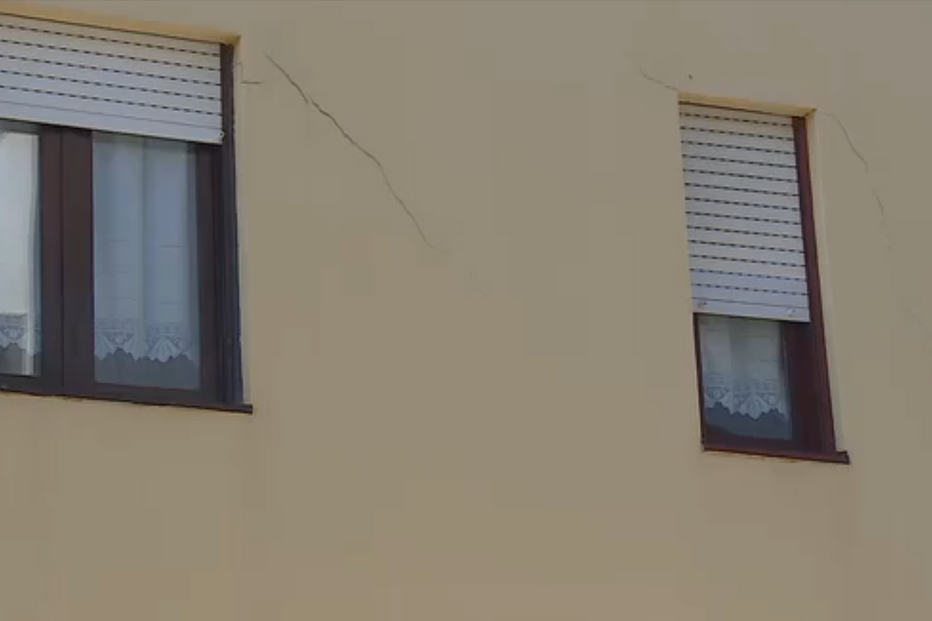 Filho vê pelo sistema de videovigilância mãe a ser violada em casa